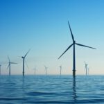 Offshore Windpark in der Nordsee in der blauen Stunde